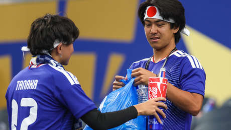 Ejemplo mundial: fans japoneses limpian las tribunas tras el partido de su selección