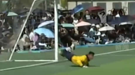VIDEO: Un portero imita la legendaria 'atajada del escorpión' de René Higuita