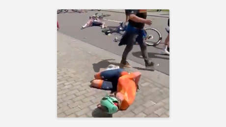 VIDEO: Anciana con 'scooter' provoca aparatoso accidente en una carrera ciclista