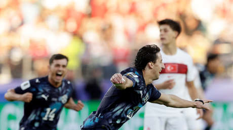 Paraguay gana con 10 jugadores a Turquía y la deja fuera del Mundial