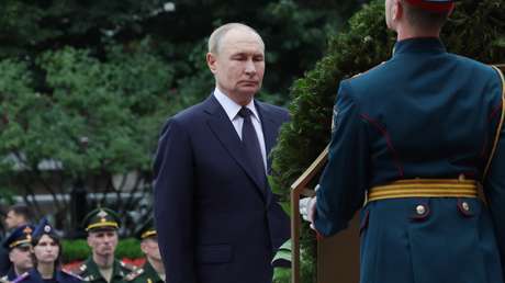 VIDEO: Putin deposita flores en la Tumba del Soldado Desconocido en Moscú