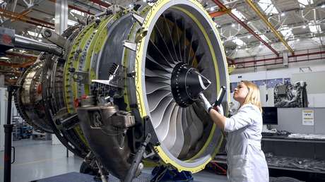Rusia empieza producción en serie de motores para el avión nacional Superjet
