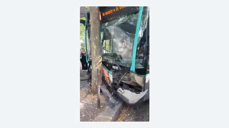 VIDEO: Chófer de autobús se desmaya al volante y se estrella en plena ola de calor en Francia