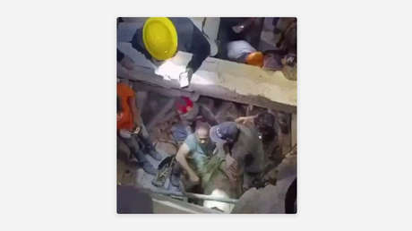 EMOTIVO VIDEO: Tras casi 30 horas, rescatan a un hombre atrapado bajo los escombros en Venezuela