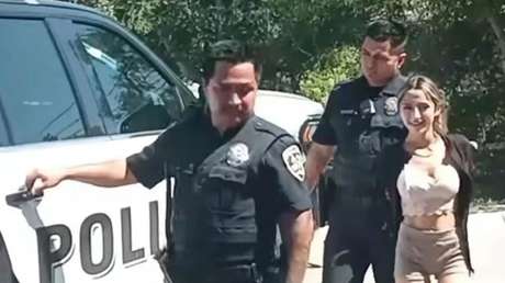 VIDEO: Hermanas sonríen al ser arrestadas por el brutal asesinato de una madre de 5 hijos