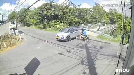 VIDEO: Vigas acaban incrustadas en un coche tras violento choque con una moto