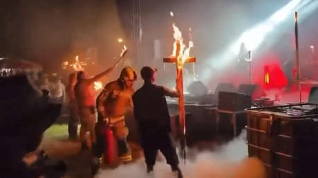 VIDEO: Queman cruces cristianas durante festival de música en Polonia
