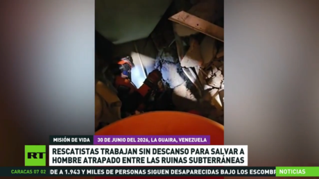 Rescatistas trabajan sin descanso para salvar a un hombre atrapado entre las ruinas
