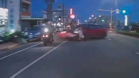 Aterrador choque entre un coche y dos motos (VIDEO)