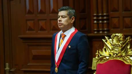 Luis Galarreta, el nuevo vicepresidente del Perú que usa garfios protésicos en ambos brazos