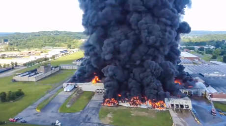 VIDEO: Estalla un incendio incontrolable y se extiende a tres depósitos en EE.UU.