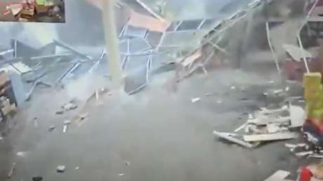 VIDEO: Momento del colapso del techo de una tienda que desata una cascada de agua y escombros
