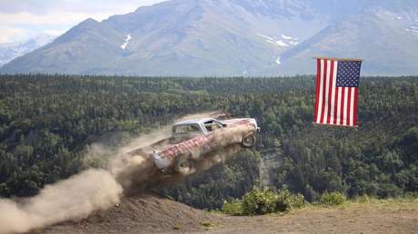 Ni fuegos artificiales ni desfiles: en Alaska celebran la Independencia arrojando coches por un acantilado (VIDEOS)