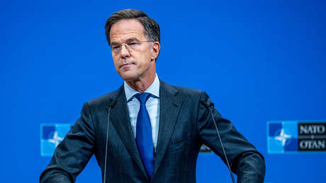 Un periodista da una ducha fría a Rutte por sus constantes elogios a Trump: "¿Afecta esto a su propia dignidad?"