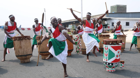 Lavrov es recibido con danzas tradicionales en Burundi durante su gira africana (VIDEO)