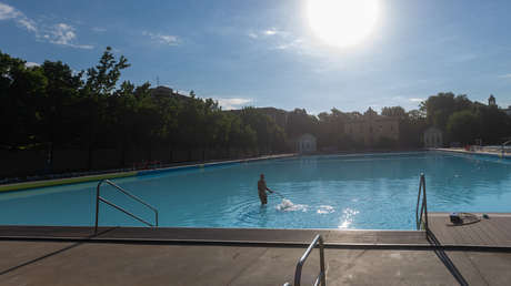 Caso sin precedentes en una piscina en España: varios heridos y la población confinada tras generarse por un error una nube tóxica