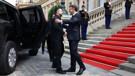 VIDEO: Momento incómodo en el abrazo entre Macron y Zelenski