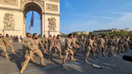 VIDEO: Una 'haka' maorí irrumpe frente al Arco del Triunfo y marca el inicio de la Fiesta Nacional francesa