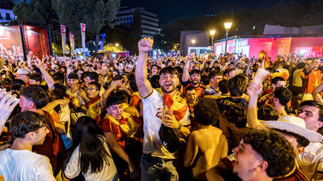 Aficionados españoles enfrentan cargas policiales en Madrid tras el pase a la final del Mundial (VIDEOS)