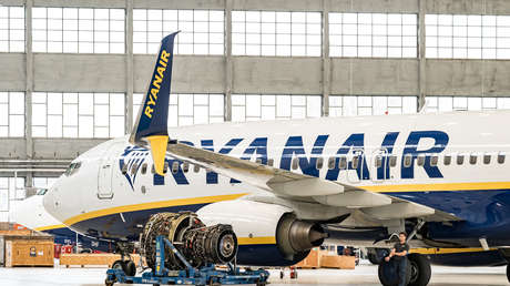 "Si morimos, morimos juntos": pasajera relata cómo evitó que su marido fuera succionado fuera del avión