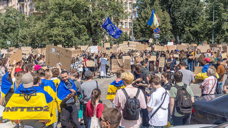 Ola de indignación en Ucrania: miles protestan contra Zelenski por despedir al ministro de Defensa (VIDEOS)