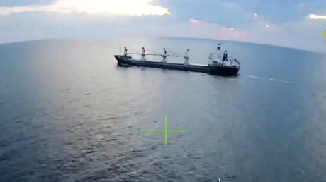 VIDEO: Ataque de dron prende fuego a una carga militar que iba a Ucrania por mar