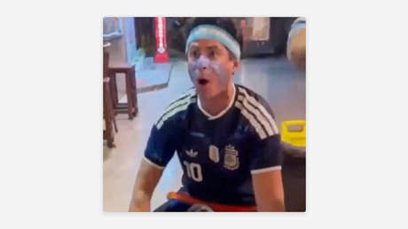 Escándalo racista: hincha argentino humilla a joven brasileño durante festejo mundialista (VIDEO)