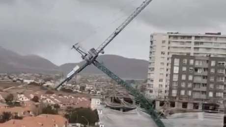 Violentos huracanados desploman una grúa sobre casas en Chile (VIDEO IMPACTANTE)