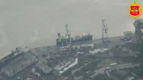 VIDEO: Rusia muestra cómo ataca un buque con carga militar de Kiev