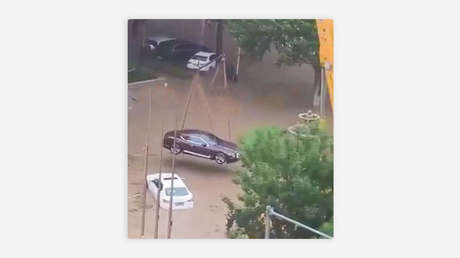 Un chino salva su Bentley de inundaciones con un truco ingenioso (VIDEO)