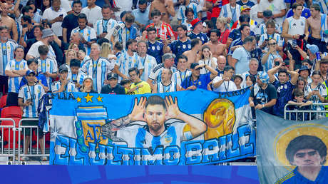 Fan chino celebra un gol de Argentina y recibe insultos racistas de un aficionado albiceleste