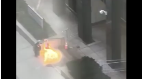 VIDEO: Momento exacto en el que un hombre prende fuego frente a edificio gubernamental en Nueva York
