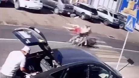 VIDEO: Un motociclista provoca un brutal choque a toda velocidad y se da a la fuga