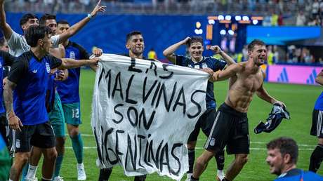 Scaloni aclara si la pancarta de las Malvinas trajo problemas a Argentina
