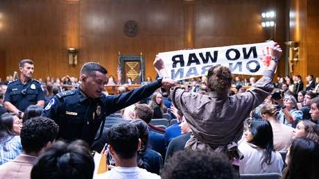 "Dejen de bombardear": Manifestantes irrumpen en audiencia de Hegseth en el Senado (VIDEOS)