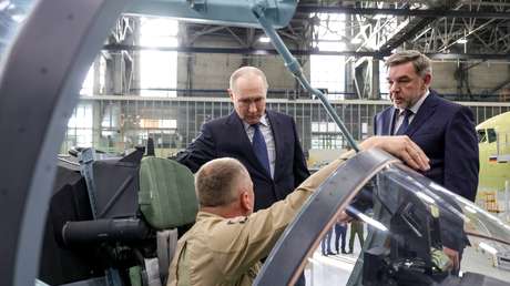 VIDEO: Presentan a Putin el modernizado avión de entrenamiento y combate ruso Yak-130M