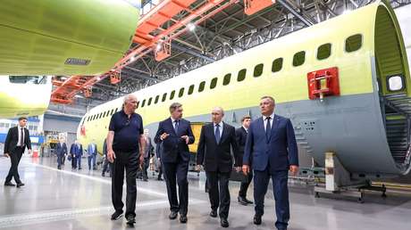 VIDEO: Putin inspecciona el primer avión de pasajeros 100 % ruso producido en serie