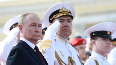 "Un papel fundamental en defensa y seguridad": Putin felicita por el Día de la Armada de Rusia (VIDEO)