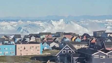 VIDEO: Un gigantesco iceberg ofrece un impresionante espectáculo natural