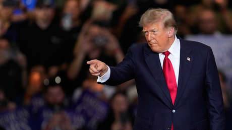 Trump responde a un "comunista" tras insultos durante un mitin