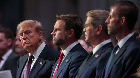 VIDEO: Trump reparte caramelos en medio del funeral de Lindsey Graham y provoca risas