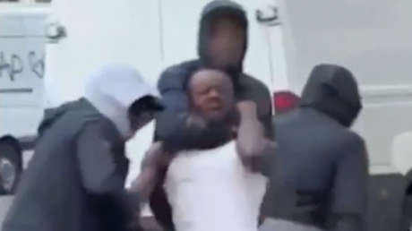 Encapuchados atacan a un futbolista y le quitan un Rolex en plena calle (VIDEO)