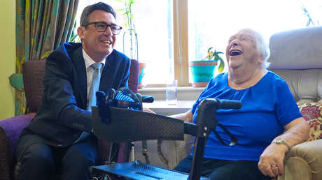 "¿Qué, otro más?": Un anciano conoce al nuevo primer ministro británico