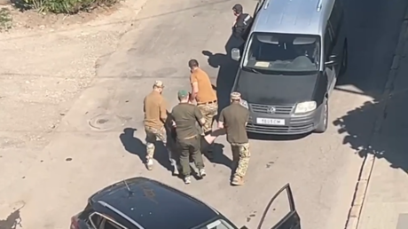 Así 'reclutan' en Ucrania: de los brazos y las piernas en plena calle (VIDEO)