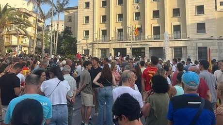 Habitantes de Ceuta descargan su furia contra Sánchez ante avalancha de indocumentados desde Marruecos (VIDEOS)