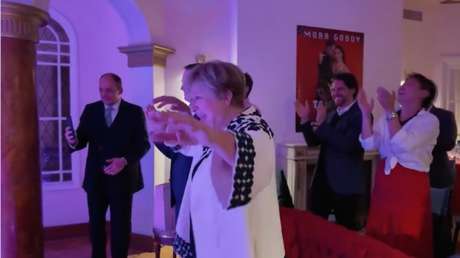 VIDEO: Jefa del FMI sorprende al bailar tango durante su visita a Argentina