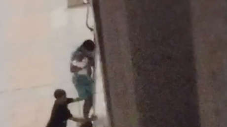 Marroquíes con un bebé en brazos entran por la ventana a una casa de Ceuta (VIDEO)