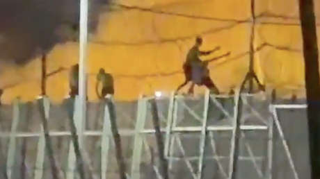 VIDEOS: Migrantes trepan valla fronteriza de Melilla