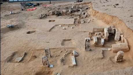 Descubren en Egipto estelas, ataúdes y amuletos en un antiguo centro funerario
