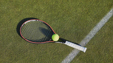 Sale a jugar tenis con sus hijos y se topa con agentes con chalecos antibalas y porras